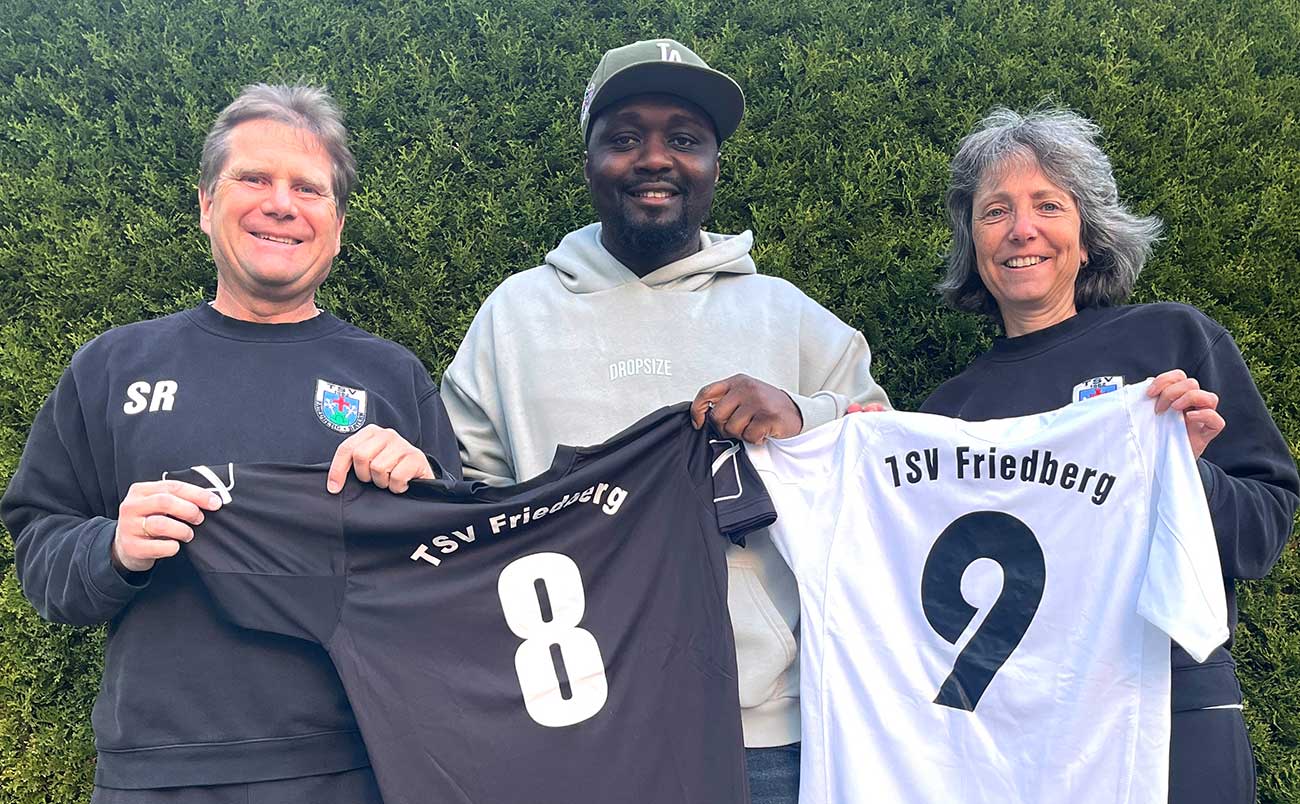 Die Fußballabteilungsleiter des TSV Friedberg sorgen mit einer TRikotspende für große Freude bei den Straßenkindern von Uromi7nigeria